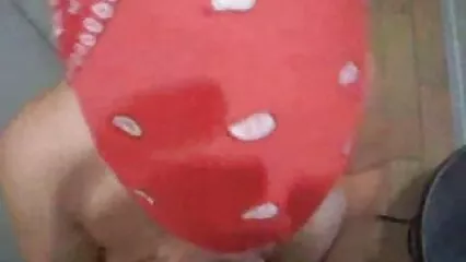 Mamá va a chupar videos ponos caseros gratis la polla de un tipo grande, y él eyacula en su boca.