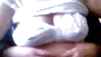 Un videos reales de porno casero hombre está luchando con una resaca, y su polla se está masturbando