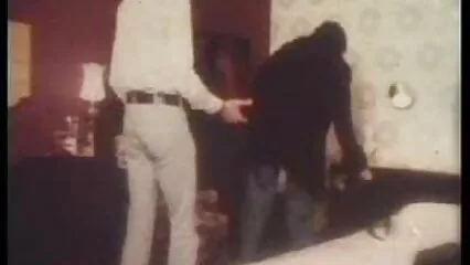 Dude empuja videos pornos caseros el caviar en el soporte del ano y eyacula en la boca