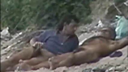 El chico se acercó a la chica por videos pornos caseros latinos la noche e hicieron el amor en el sofá