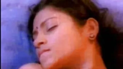 Chicas lesbianas divirtiéndose en trios de mexicanas el dormitorio y el culo entre sí nena