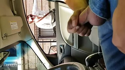 El operador encendió la luz de videos caseros de madres follando fondo para fumar y besar a la niña