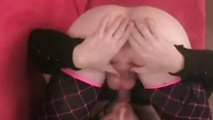 Las lesbianas se besan suavemente prono casero gratis y comienzan a burlarse activamente con los dedos