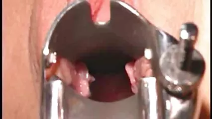 Linda adolescente extiende las ver videos caseros teniendo sexo piernas y activamente digitación su coño