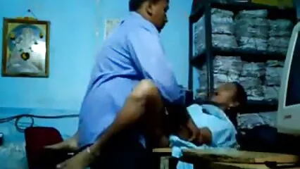 Joven perra rusa lamió el coño de una chica madura y consiguió cunnilingus videos caseros pornos trios
