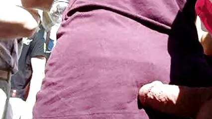 Mientras Kari está chupando los mejores videos caseros xxx la polla de un hombre, hay otro chico detrás de él.
