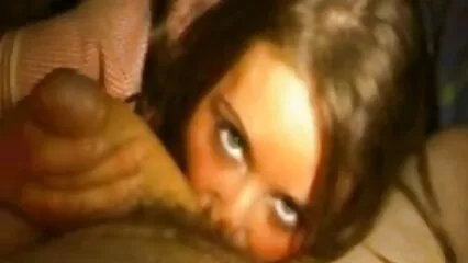 Joven pornocaserogratis lesbiana alternativamente masturbación con la mano y consolador