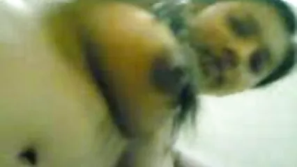 Hombre divirtiéndose con xxx pono casero una mujer esbelta, le folla el coño besos