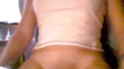 Un hombre vino a cortarse el pelo y ver videos pornos caseros mexicanas besó a una peluquera rusa frente a un espejo
