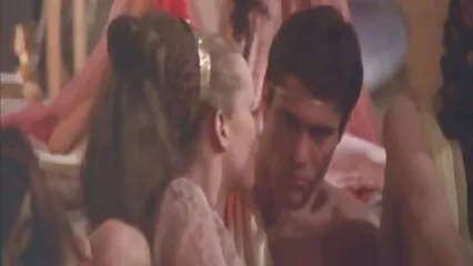Chica viendo beso de xxx caseros cortos belleza rubia