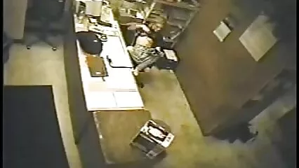 Problemas jóvenes tímidos para videos pornos caseros mostrar su coño, pero luego besarse valientemente