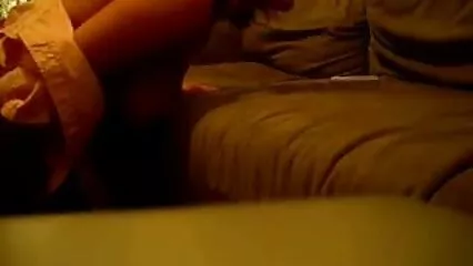 Linda chica con gafas vino a un casting para besarse con un amateur casero xxx hombre