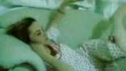 Un anciano artista ruso besó a una joven asistente en la boca y videos caseros de porn la folló
