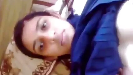 Chica rizada follada en el coño con un largo beso de pene y semen en sex mex videos caseros ella
