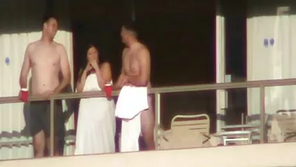 Chica ordinaria chupa la polla en trance y lo besa en videos de sexo casero gratis el coño
