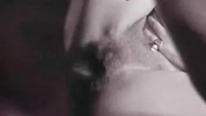 Hermosa nadando en videos hot caseros gratis la piscina con fuente y digitación su coño