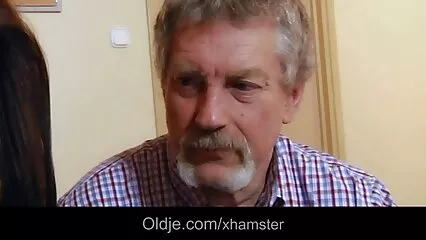 Semental calvo se folla bien a una chica madura después de prno casero fumar besos