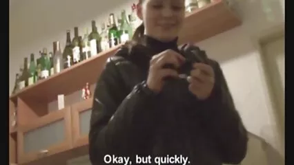 Chica joven disfruta del sexo con ver videos caseros xxx gratis hombres viejos y su boca llena