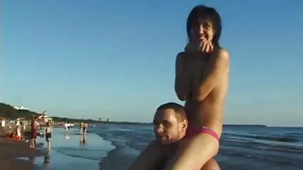 Un videos caseros phornos amante besó a una chica rusa, ignorando a su marido atado.