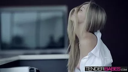 Tetas jóvenes las chicas jóvenes delgadas excitan a un chico. xxx videos gratis caseros