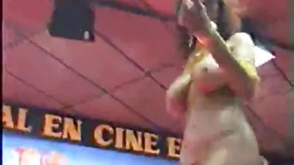 El hombre eyacula en frío serviporno casero en la boca de una puta caliente, y luego en el coño de pie cáncer