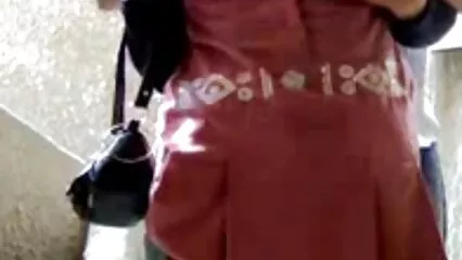 Amigo se sienta en una silla, y pelirroja con espasmos xxx petardas caseros fuera del miembro trabajador