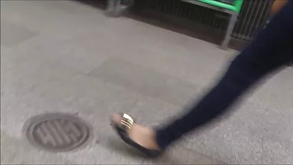 Mientras su esposo está en el trabajo, una esposa negra engaña a su esposo con un videos xxx de sexo casero amante blanco